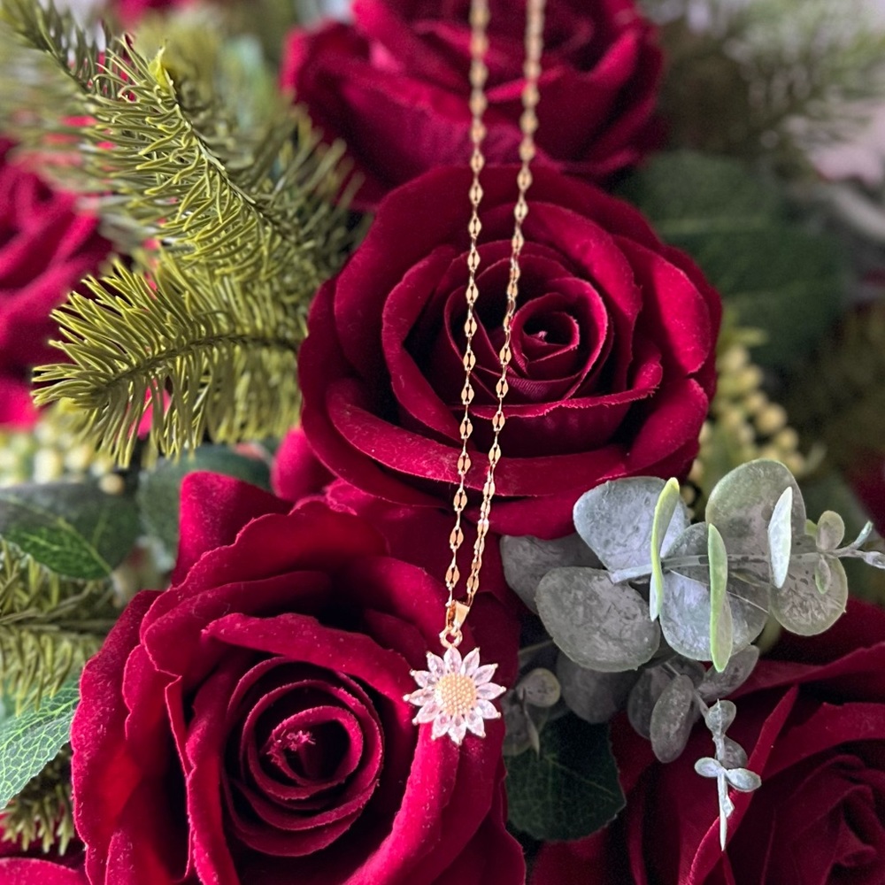 BEAUTIFUL Sunflower Pendant necklace - COMPLIMENTS WILL BE RECEIVED when worn! - Picture 7 of 10